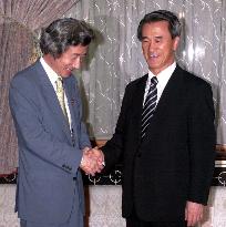 S. Korean envoy asks Koizumi to revise history textbook